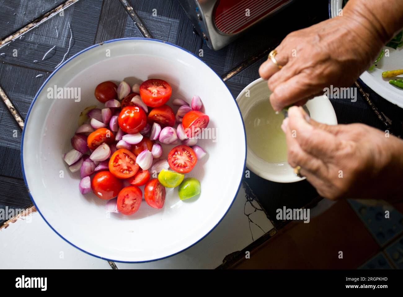 Tom Yum ist eine Hühnersuppe aus Thailand und man kann sagen, dass sie eines der bekanntesten Gerichte der thailändischen Küche ist. Stockfoto