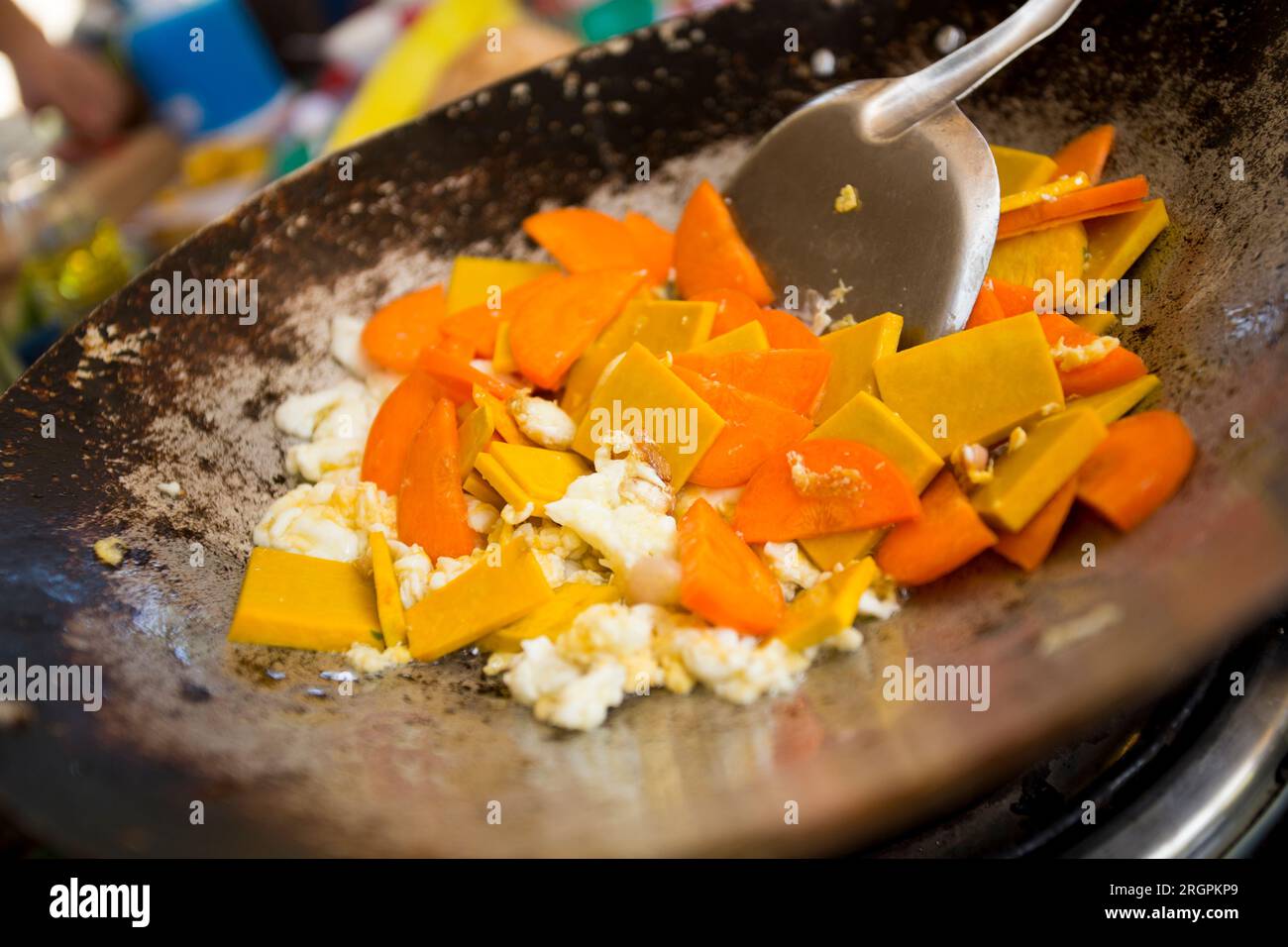 Gemüsewok an einem Street Food Stand in den Straßen von Bangkok, Thailand. Stockfoto