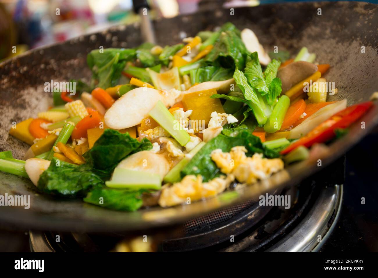Gemüsewok an einem Street Food Stand in den Straßen von Bangkok, Thailand. Stockfoto