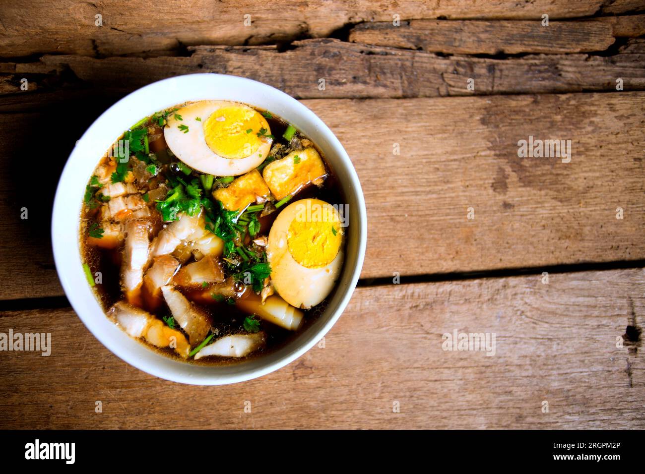 Thai Kway-Kep. Teile von Schweinefleisch und Schlachtnebenerzeugnisse wie Bauch, Speck, Darm und Haut werden in einer Marinade auf Sojabasis mit Gewürzen gekocht. Stockfoto