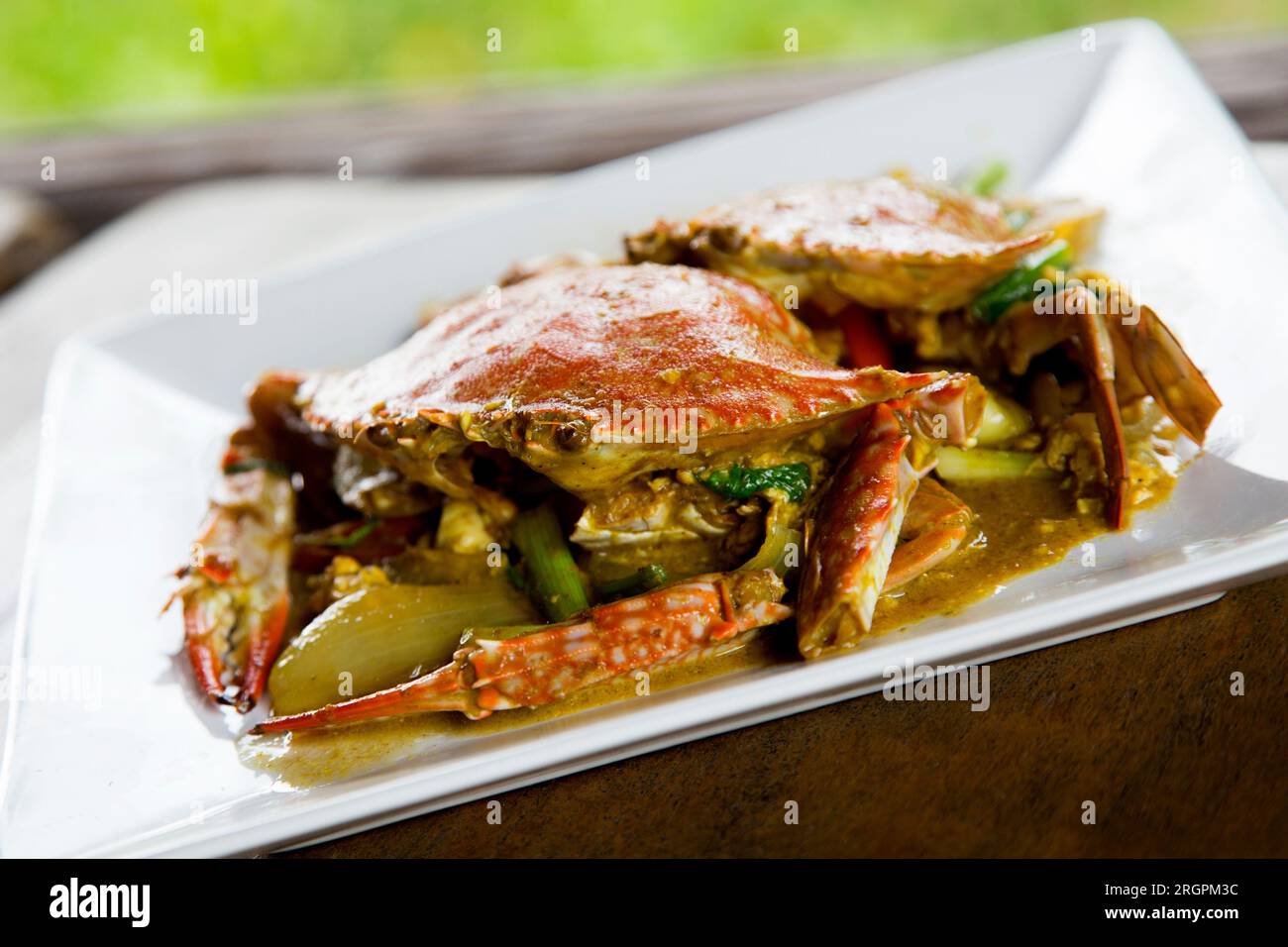 Thai Stir-Fried Chilli Crab (Poo Pad Namprik Phao) wird in einem Restaurant auf der Südthailandinsel Ko Yao serviert. Stockfoto