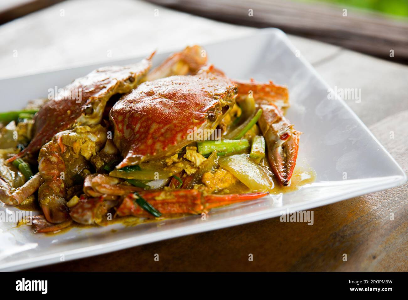 Thai Stir-Fried Chilli Crab (Poo Pad Namprik Phao) wird in einem Restaurant auf der Südthailandinsel Ko Yao serviert. Stockfoto