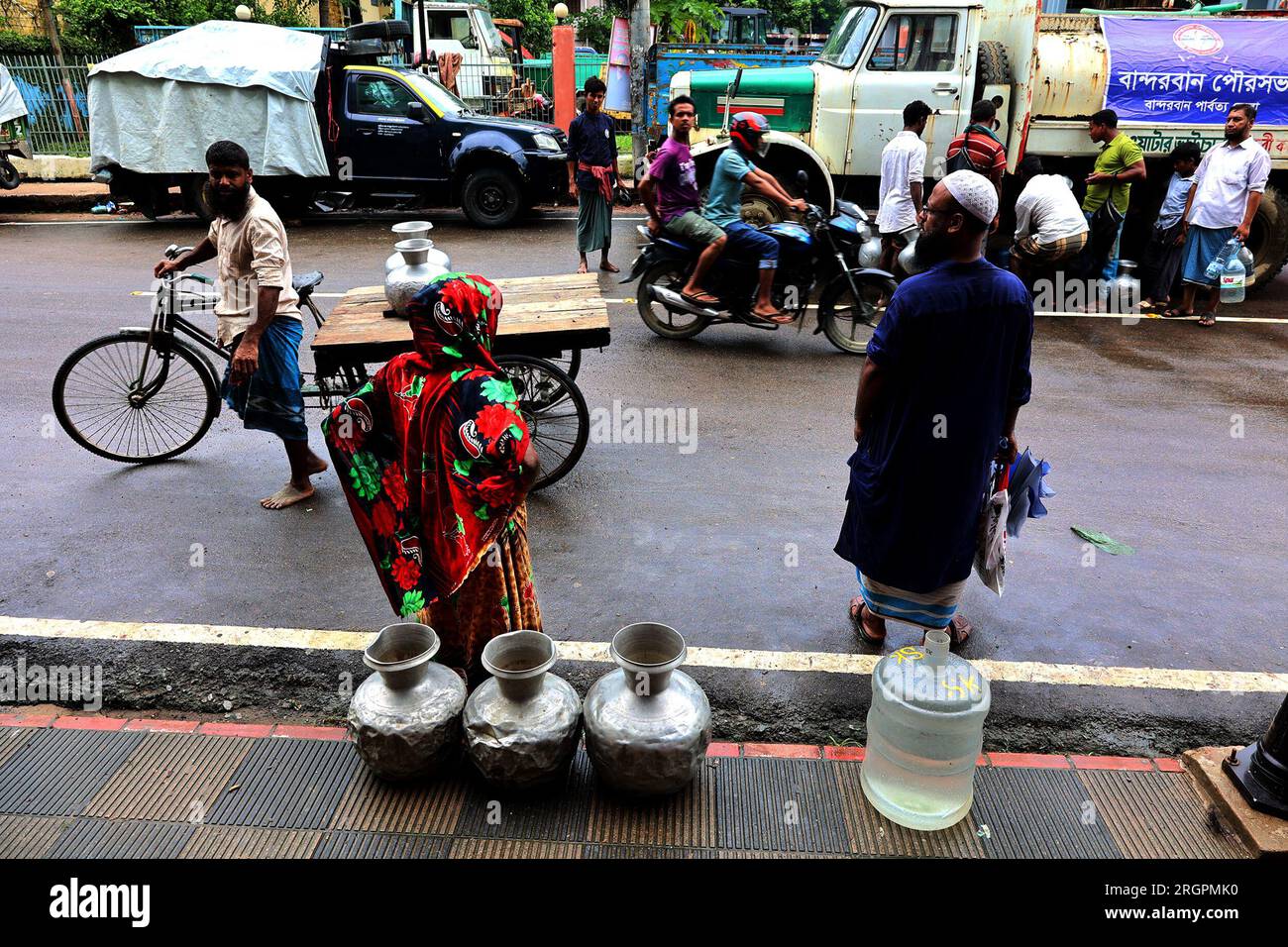 Bandarban, Bandarban Sadar, Bangladesch. 10. Aug. 2023. Süßwasserknappheit nach der Überschwemmung in Bandarban, Bangladesch. Kredit: ZUMA Press/Alamy Live News Stockfoto