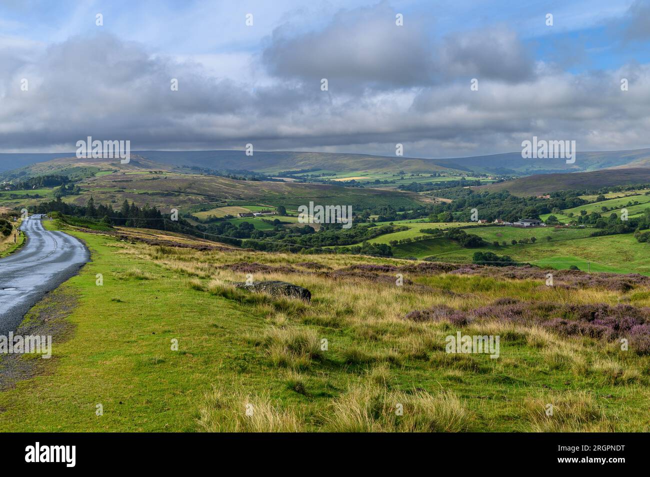 Blick auf die North York Moors am Blakey Ridge an einem bewölkten Morgen mit fernen Hügeln Stockfoto