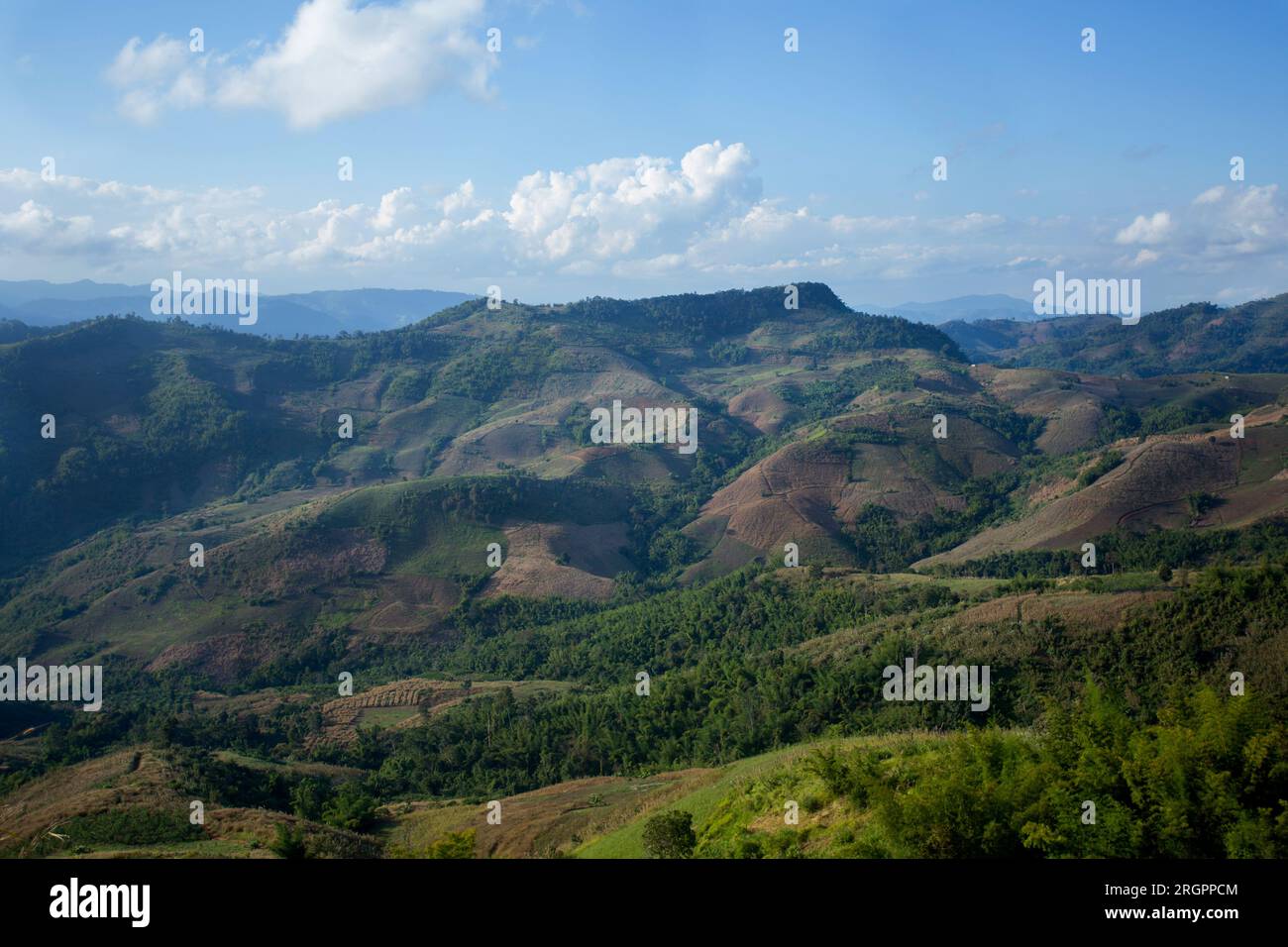 Berge im Mae Taeng-Gebiet im Norden der Provinz Chiang Mai in Thailand. Stockfoto