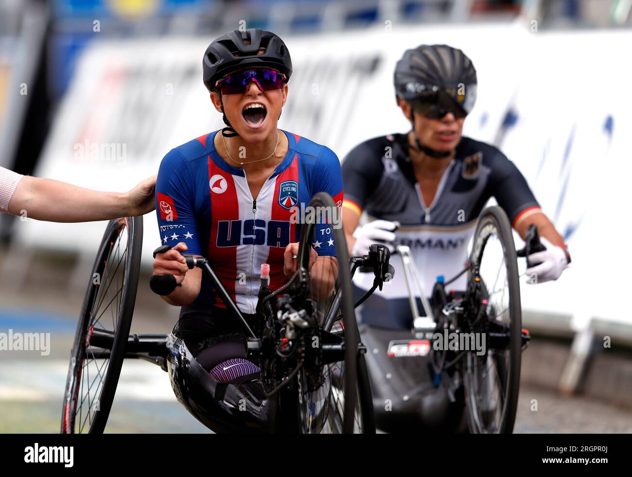 Die Oksana Masters der USA feiern den Gewinn des Women’s H5 Road Race am 9. Tag der UCI Cycling World Championships 2023 in Dumfries, Schottland. Foto: Freitag, 11. August 2023. Stockfoto