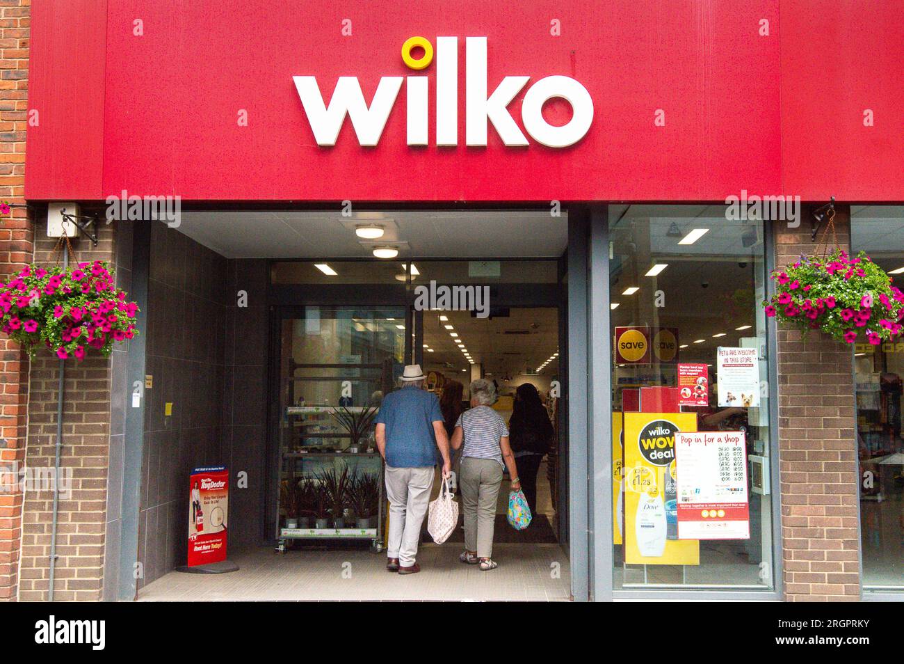 Maidenhead, Berkshire, Großbritannien. 11. August 2023. Ein Wilko-Laden in der Maidenhead High Street, Berkshire. Wilko ist nun in die Verwaltung übergegangen und gefährdet 12.000 Geschäfte. Allerdings halten die Administratoren Price Waterhouse Cooper (PWC) die Geschäfte im Moment offen, während sie einen Käufer für Wilko suchen. Wilko beschäftigt 12.000 Mitarbeiter und verfügt über 400 Geschäfte, von denen einige alte Woolworths Geschäfte waren. Credot: Maureen McLean/Alamy Live News Stockfoto