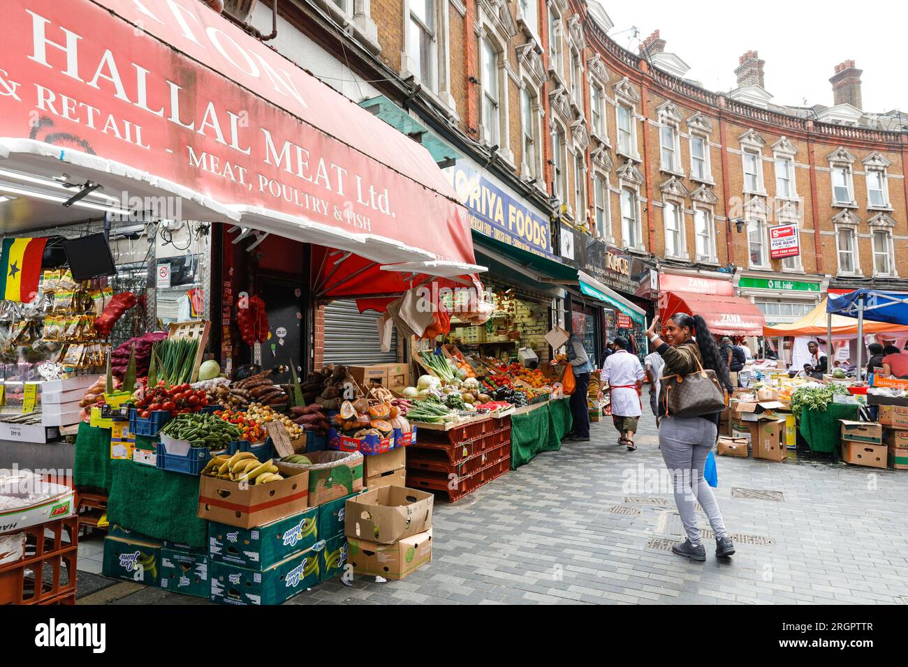 Electric Avenue Brixton, Ethnic Food Shops, Marktstände, Supermärkte, Leute Shopping in Brixton Market, South London, England Stockfoto