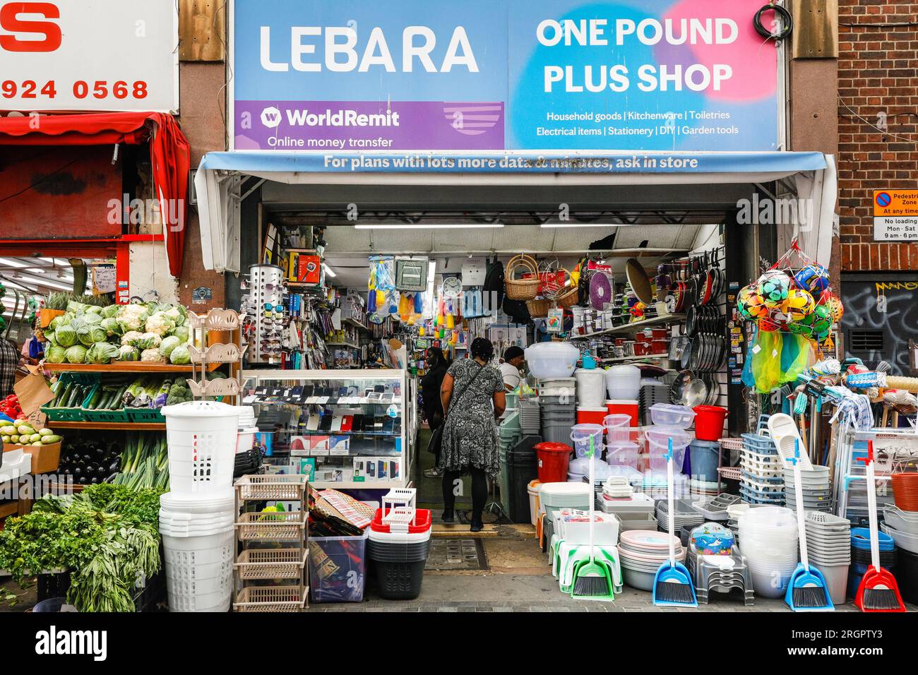 Electric Avenue, Brixton Market mit Geschäften, Marktständen, Einkaufsmöglichkeiten in Brixton, South London, England Stockfoto