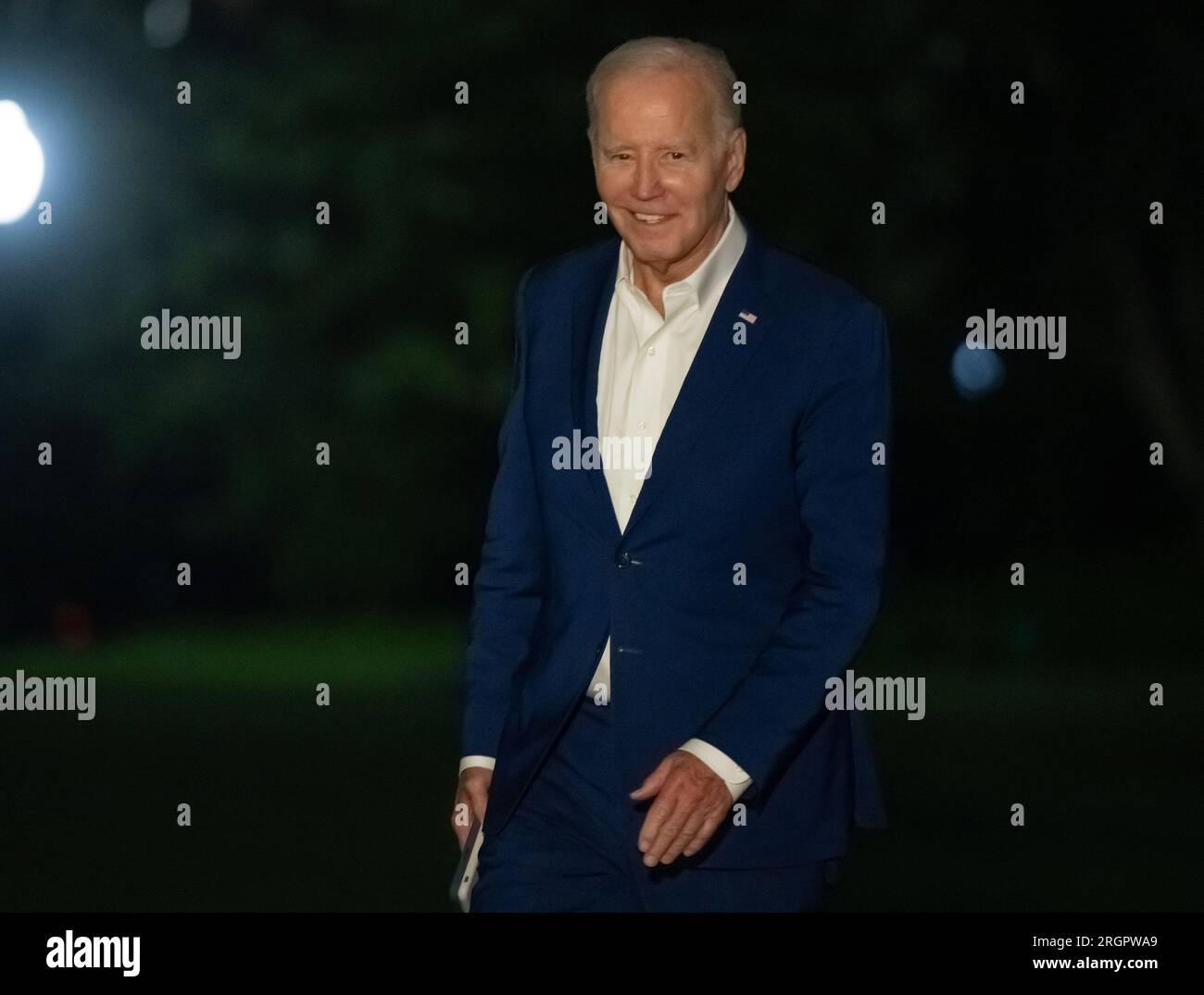 Washington, DC, 10. August 2023. US-Präsident Joe Biden lächelt, wenn er auf dem South Lawn spaziert, während er von einem dreitägigen Besuch in Arizona, New Mexico und Utah am Donnerstag, dem 10. August 2023, ins Weiße Haus in Washington DC zurückkehrt. Guthaben: Ron Sachs/Pool über CNP/MediaPunch Stockfoto