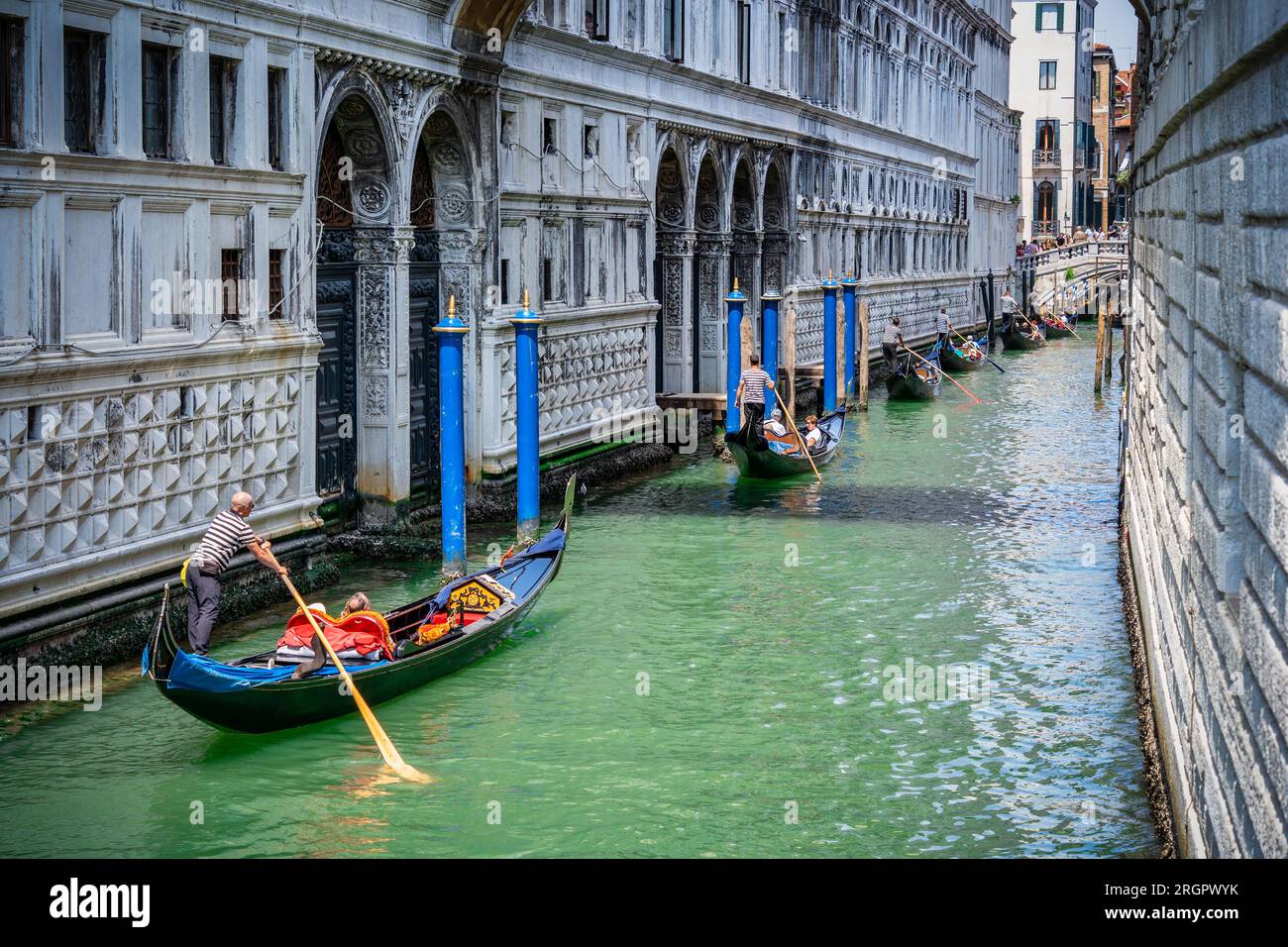 Venedig, Italien - Mai 30 2023: Traditionelle Gondelfahrt auf den engen Wasserkanälen. Touristen in Venedig. Stockfoto