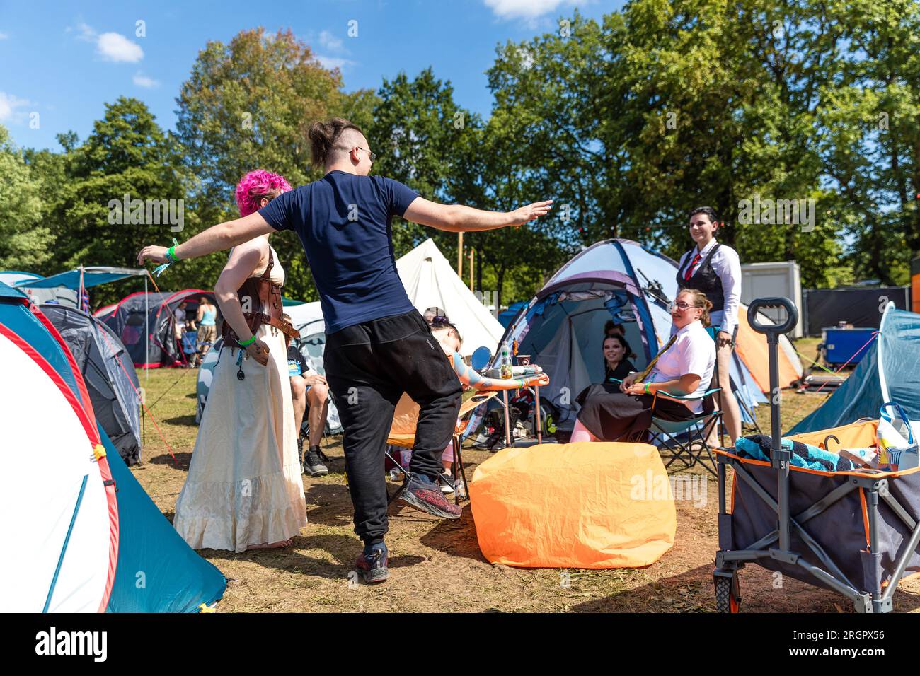 Cottbus, Deutschland. 11. Aug. 2023. Die Teilnehmer des Elbenwald Festivals  treffen sich auf dem Campingplatz, um ihre Ankunft und die Plne fr das  Festival zu besprechen. Das Elbenwald Festival ist ein dreitgiges