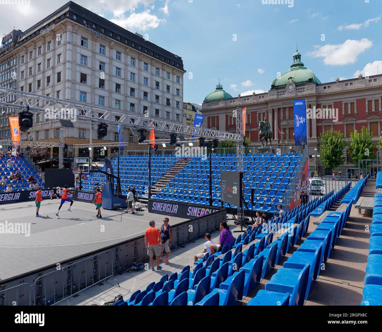 Temporäre Basketballarena auf dem Platz der Republik mit dem Nationalmuseum dahinter. Belgrad, Serbien Stockfoto