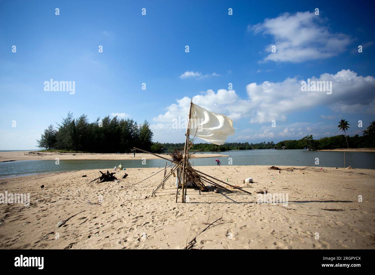 Fischerhütte am Strand an der Küste der Provinz Sichon im Süden Thailands. Stockfoto