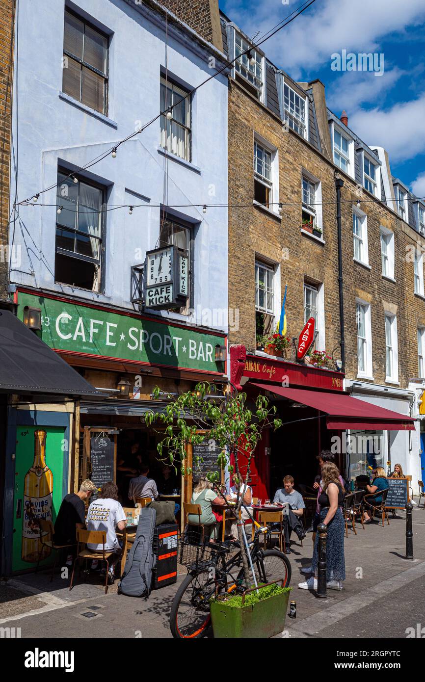 Cafe Kick Sports Bar Cafe Exmouth Market London. Exmouth Market ist ein Straßenmarkt mit 32 Verkaufsständen in Clerkenwell N. London. Tischfußballbar. Stockfoto