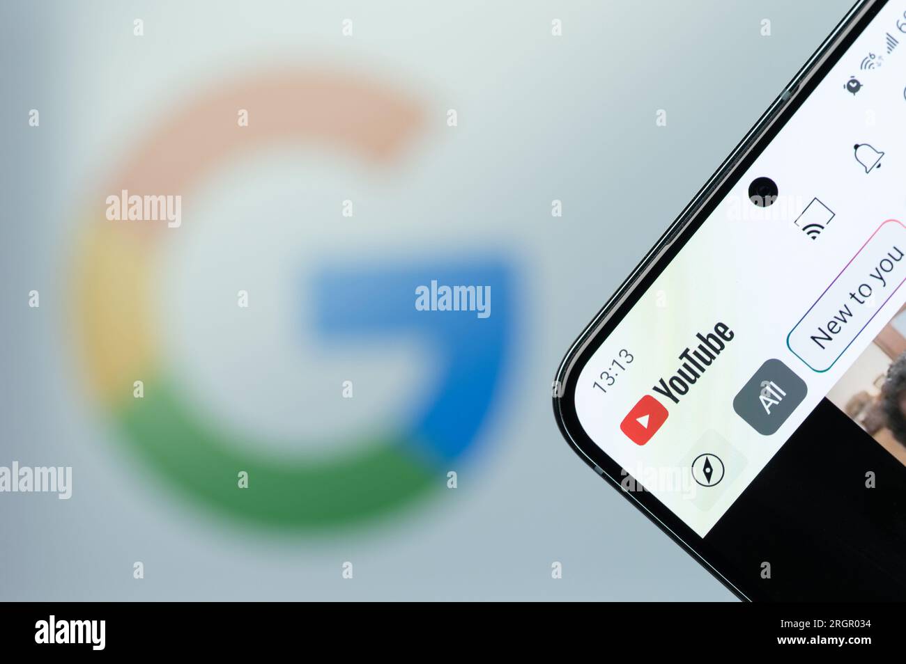 New York, USA - 6. August 2023: YouTube App-Menü auf Smartphone-Bildschirm Nahaufnahme mit unscharfem Logo-Hintergrund Stockfoto