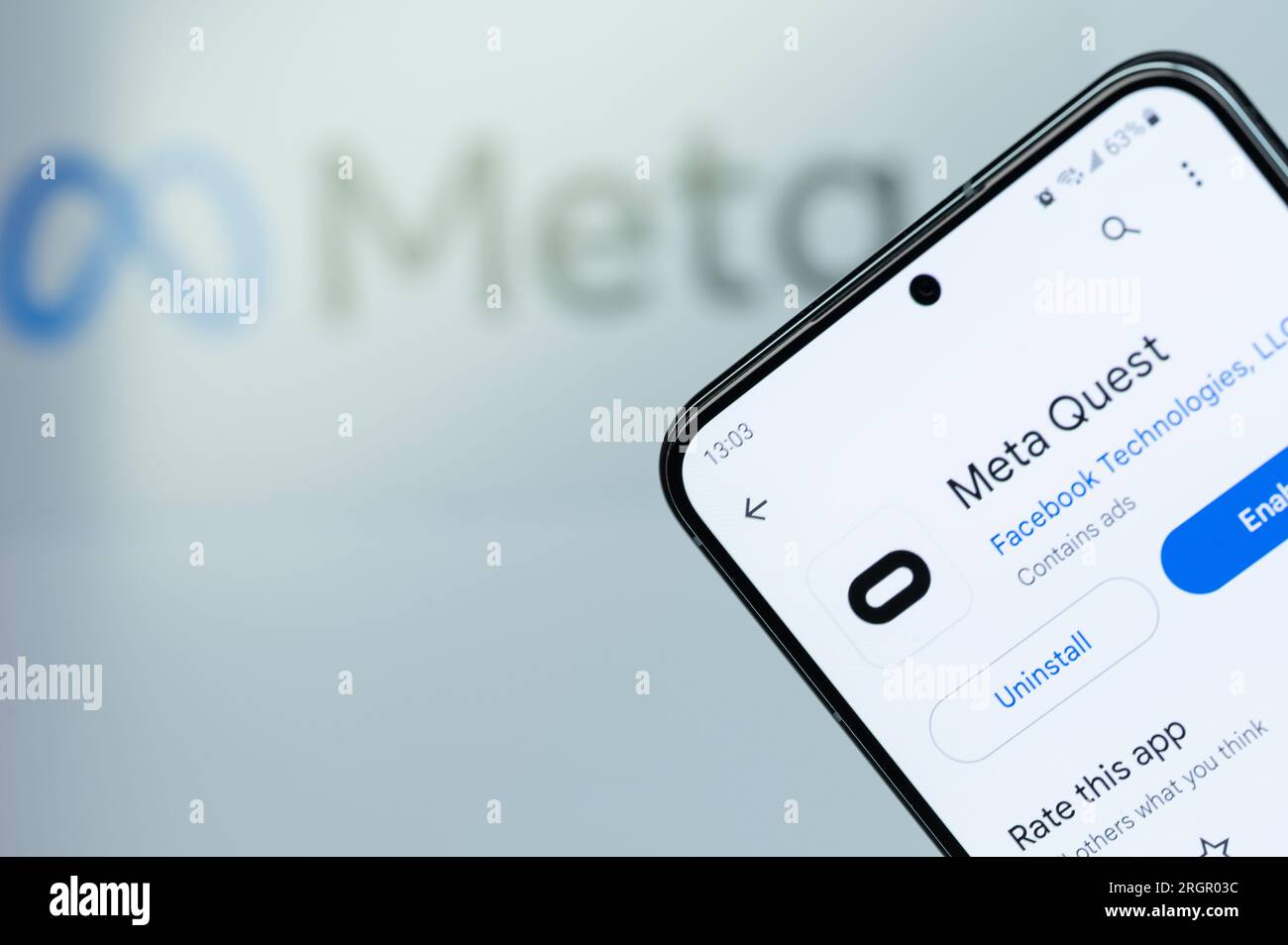 New York, USA - 6. August 2023: Installieren oder deinstallieren Sie die Meta Quest App auf dem Smartphone-Bildschirm in Nahaufnahme mit verschwommenem Logo-Hintergrund Stockfoto