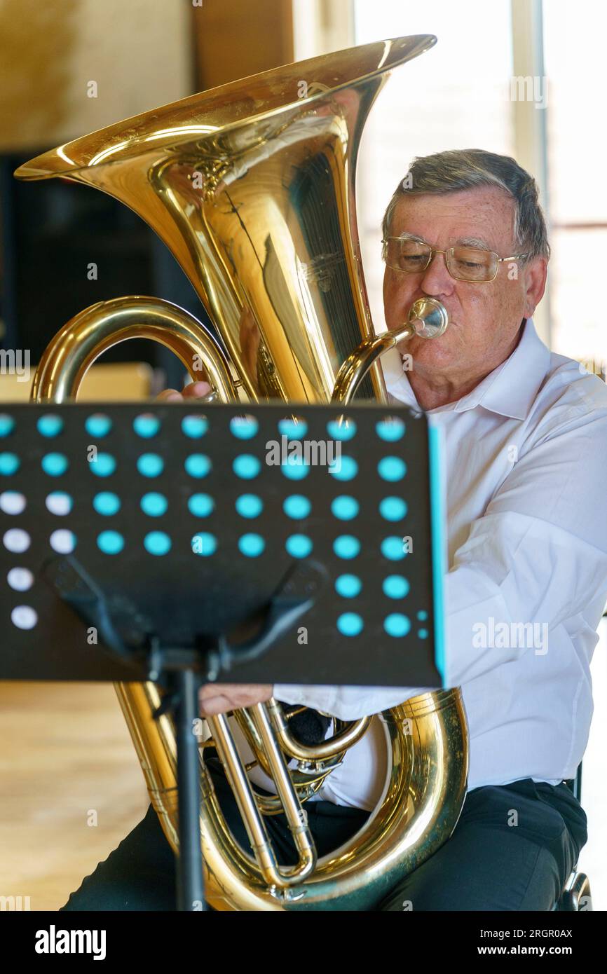 Musiker spielt die tuba Stockfoto