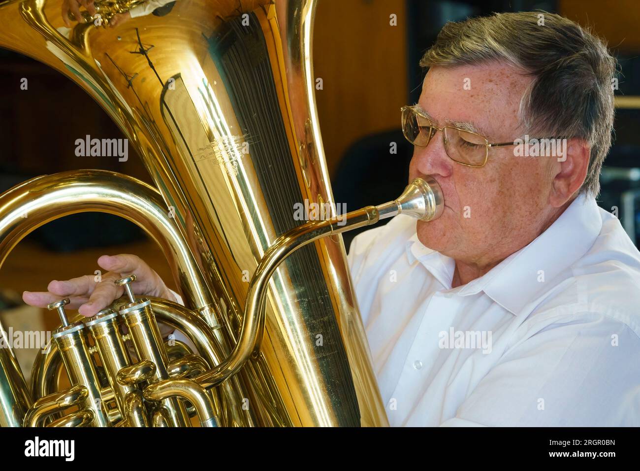 Musiker spielt die tuba Stockfoto