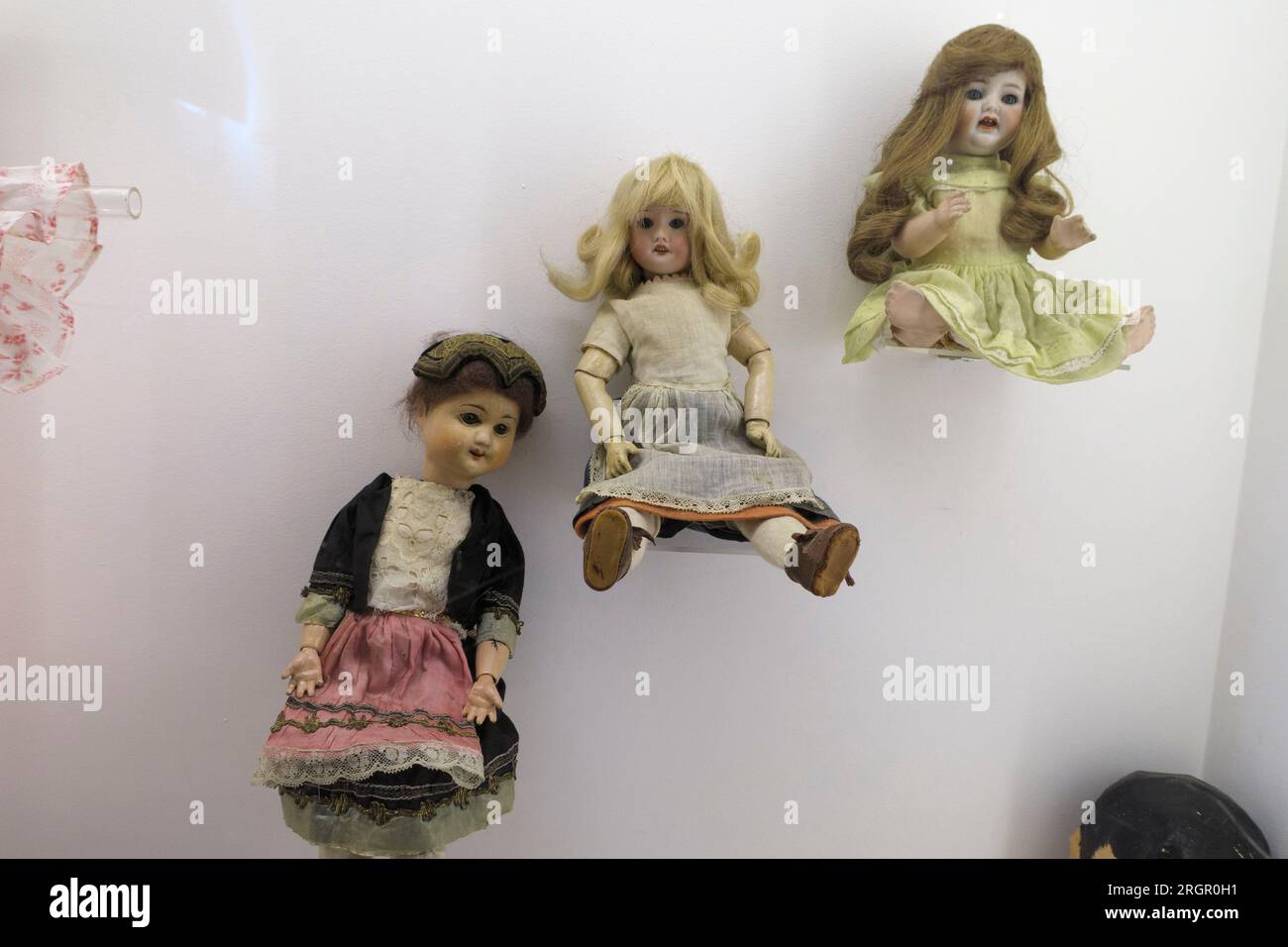 Drei Vintage-Porzellanpuppen mit detaillierter Kleidung im Museu do Traje, São Brás de Alportel, Algarve, Portugal, Europa Stockfoto