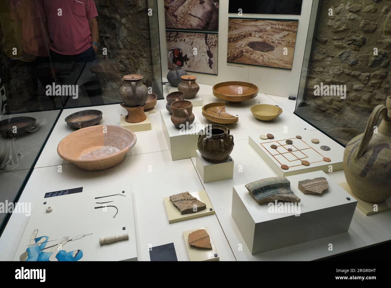 Vitrine mit antiken Keramikfragmenten, Keramikgefäßen und archäologischen Artefakten im Museu Municipal de Loulé, Algarve, Portugal Stockfoto
