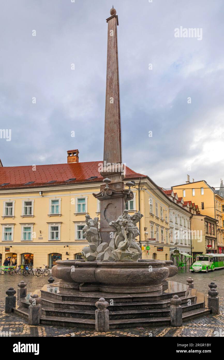 Ljubljana, Slowenien - 04. November 2019: Robba-Brunnen-Wahrzeichen am Mestni-Platz in der Hauptstadt des Stadtzentrums am Herbsttag. Stockfoto