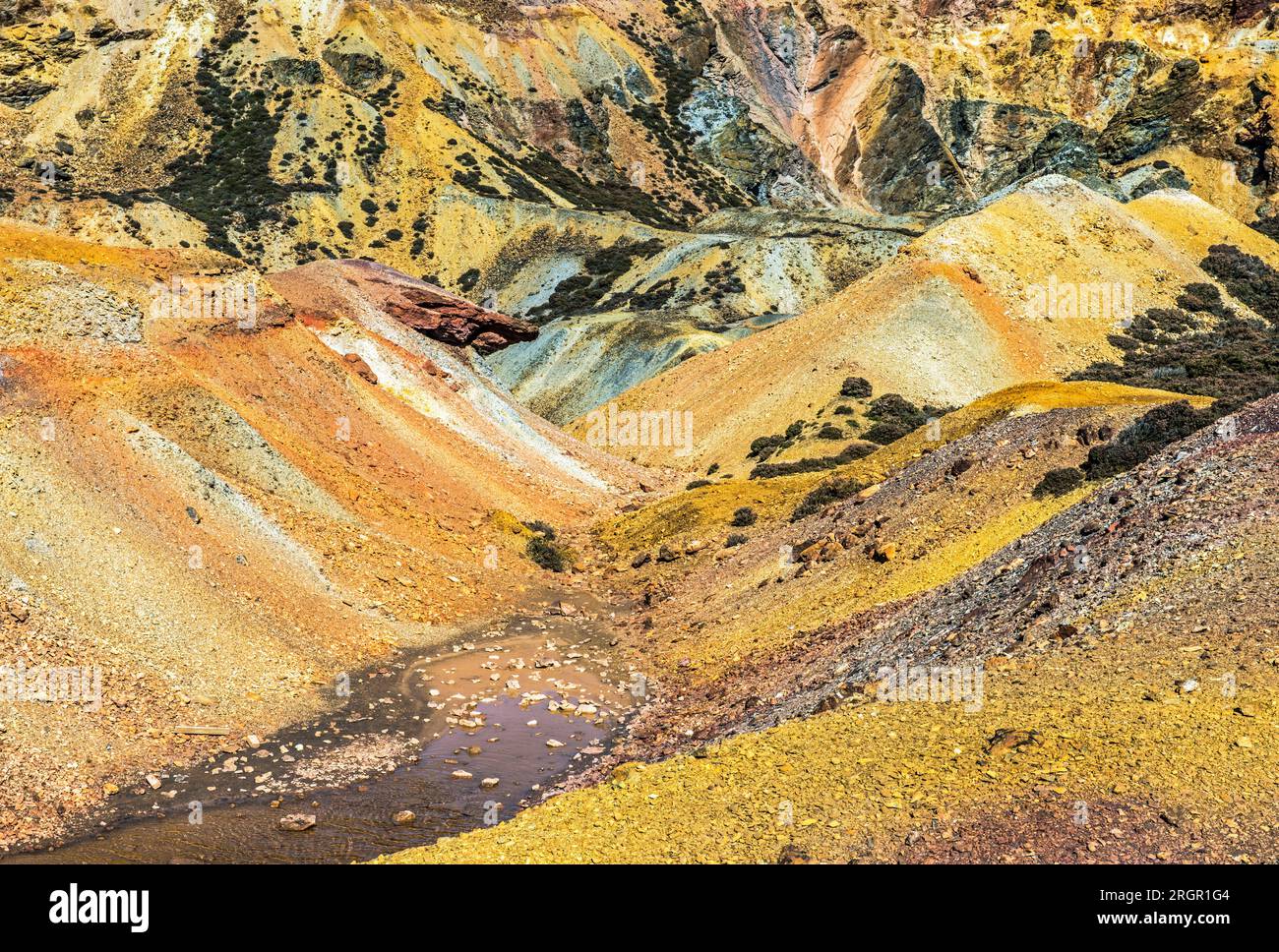 Parys Mountain Copper Mines nordöstliche Seite von Anglesey (auch bekannt als Ynys Mon) - mit einem „Rundgang“ und erstaunlichen Felsenfarben Stockfoto