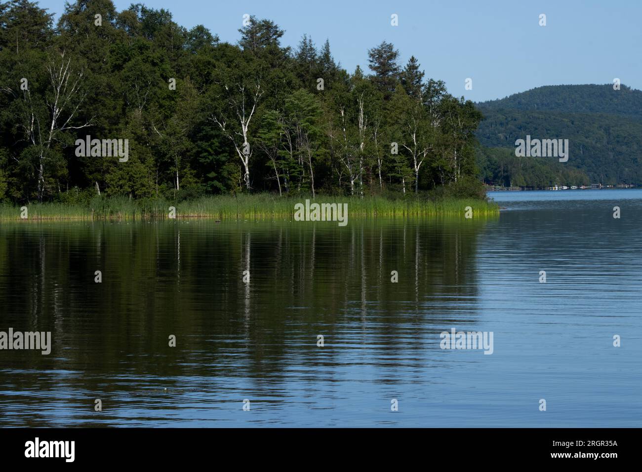 LAC Tremblant am Vormittag, kurz nachdem der Nebel verbrannt war Stockfoto