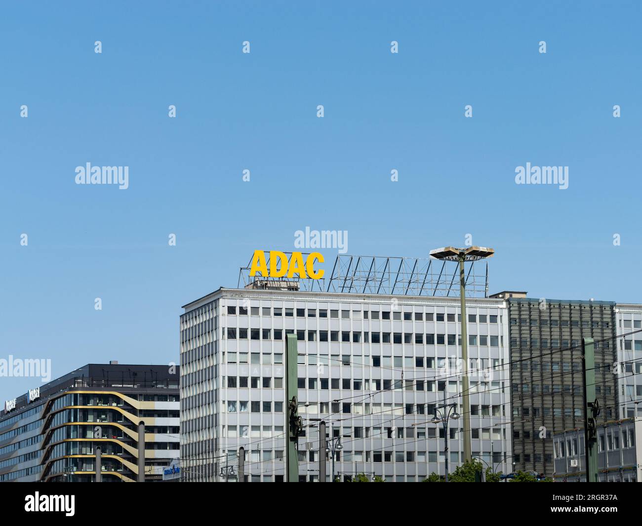 ADAC-Logo des General German Automobile Club auf einem Bürogebäude in der Stadt. Die gelben Buchstaben des Logos sind Werbung. Stockfoto