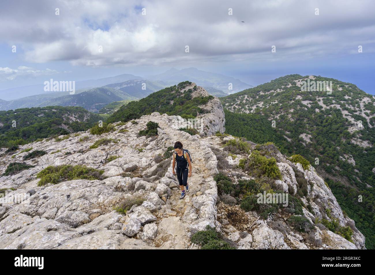 Frau mittleren Alters auf der Strecke Camí de s'Arxiduc, Valldemossa, Mallorca, Balearen, Spanien Stockfoto