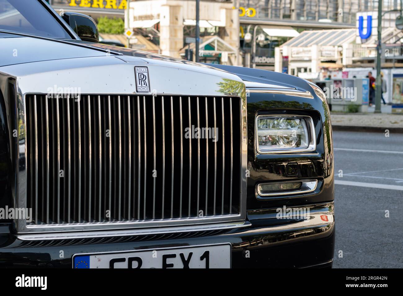 Vor einem Rolls Royce Phantom Auto mit dem Schild für öffentliche Verkehrsmittel der U-Bahn im Hintergrund. Luxuriöse Limousine aus nächster Nähe. Stockfoto