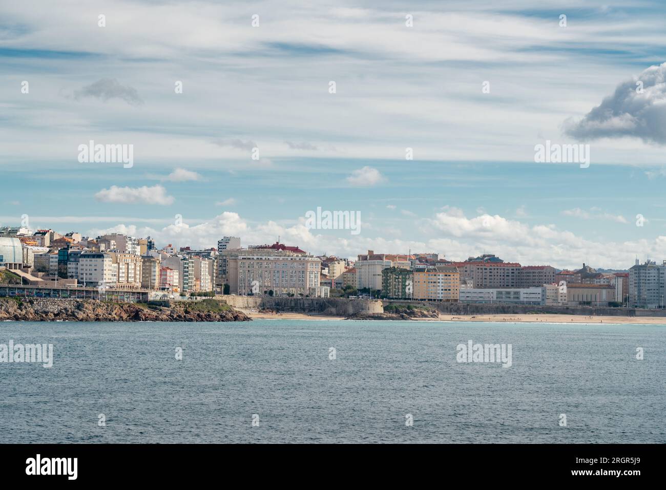 Wunderschön Eine Stadt in Coruna. Gelegen in Galicien, nordwestlich von Spanien. Reiseziel. Panoramablick auf die Stadt. Blick auf Riazor Beach und Orzán Beach Stockfoto