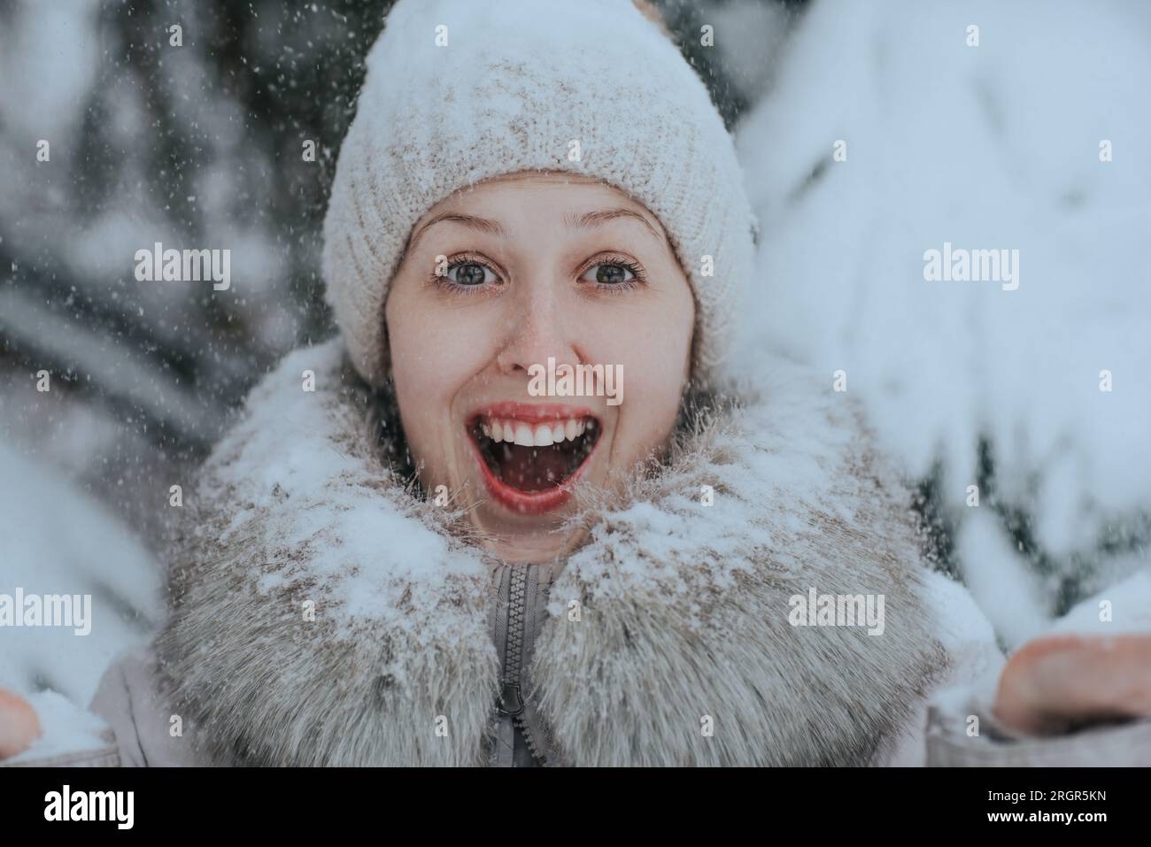 Porträt einer überraschten Frau bei Schneewetter Stockfoto