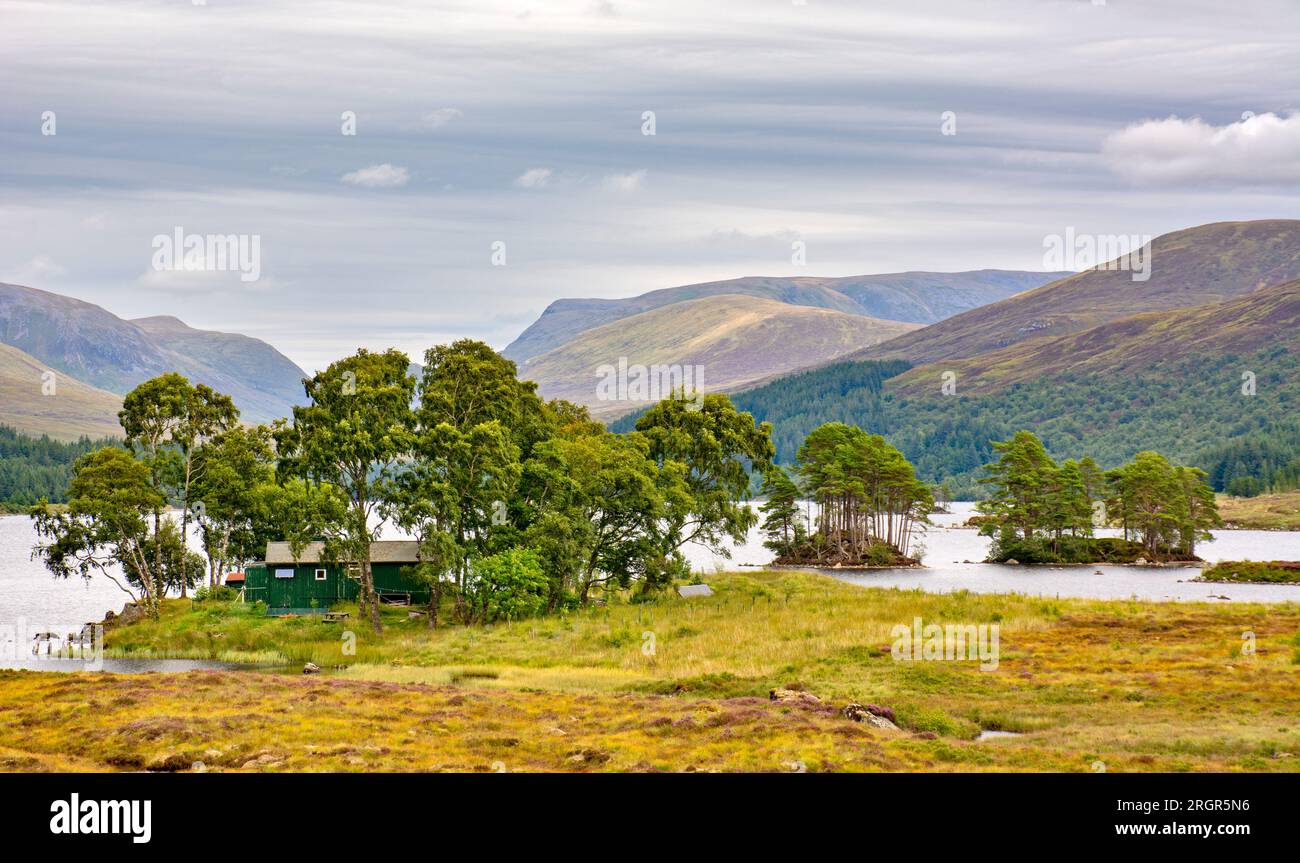 Loch Ossian Corrour Scotland The Loch Islands und Youth Hostel Building im Sommer Stockfoto