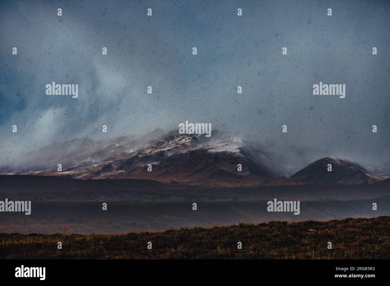 Die herbstliche Berglandschaft während des Sturms wurde Kirgisistan gepriesen Stockfoto