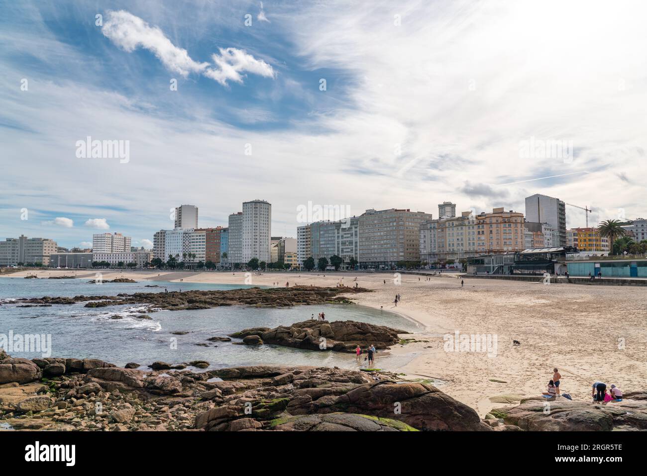 A Coruna, SPANIEN - Oktober 30 2022: Panoramablick auf Eine Stadt Coruna. Blick auf Riazor Beach. In seiner Fortsetzung nach Nordosten befindet sich der Strand Orzán. Stockfoto