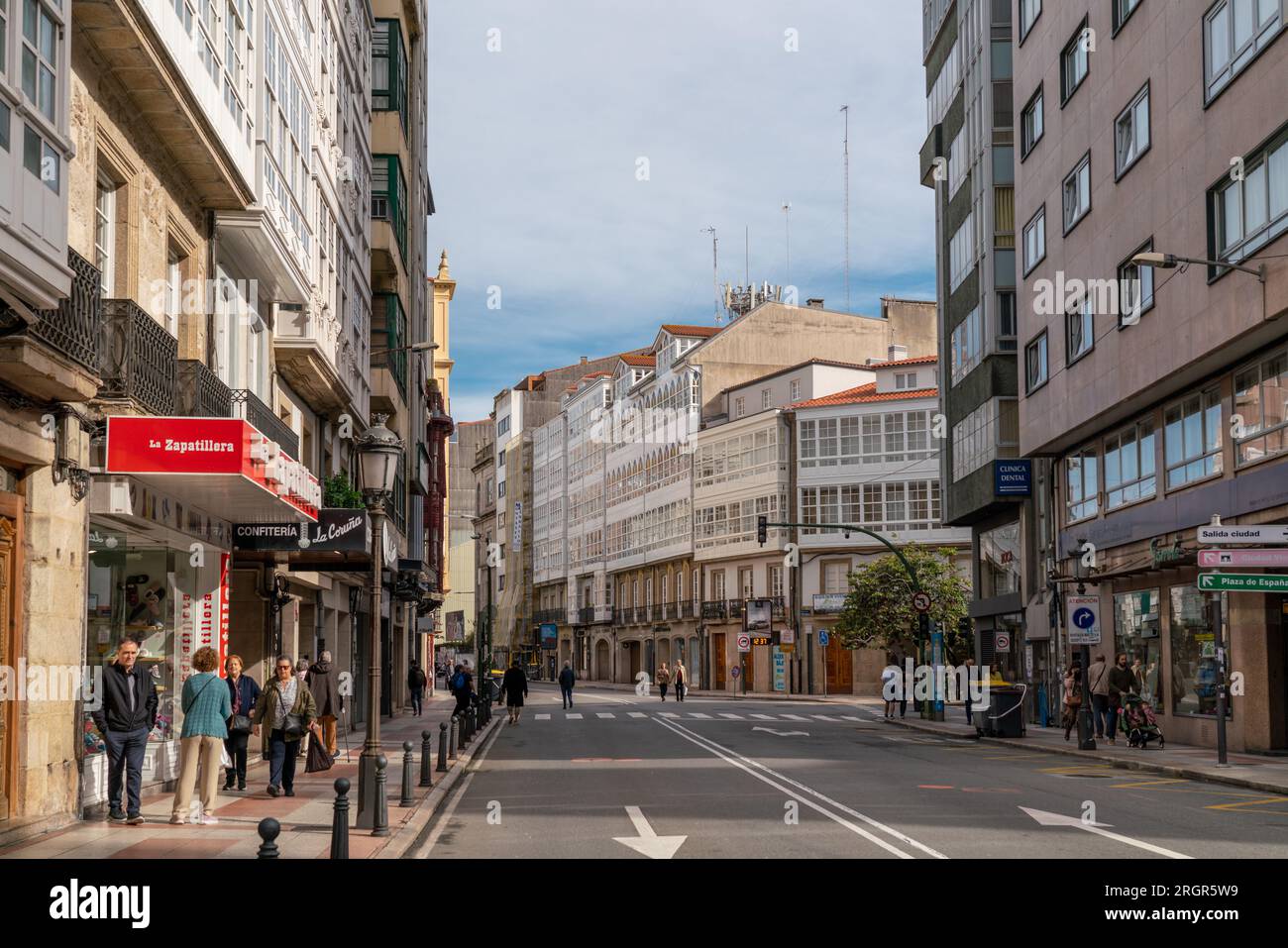 A Coruna, SPANIEN - Oktober 30 2022: Schönes und historisches Stadtzentrum von A Coruna. Die Leute auf der Straße genießen die Zeit draußen beim Einkaufen, Restaurant Stockfoto