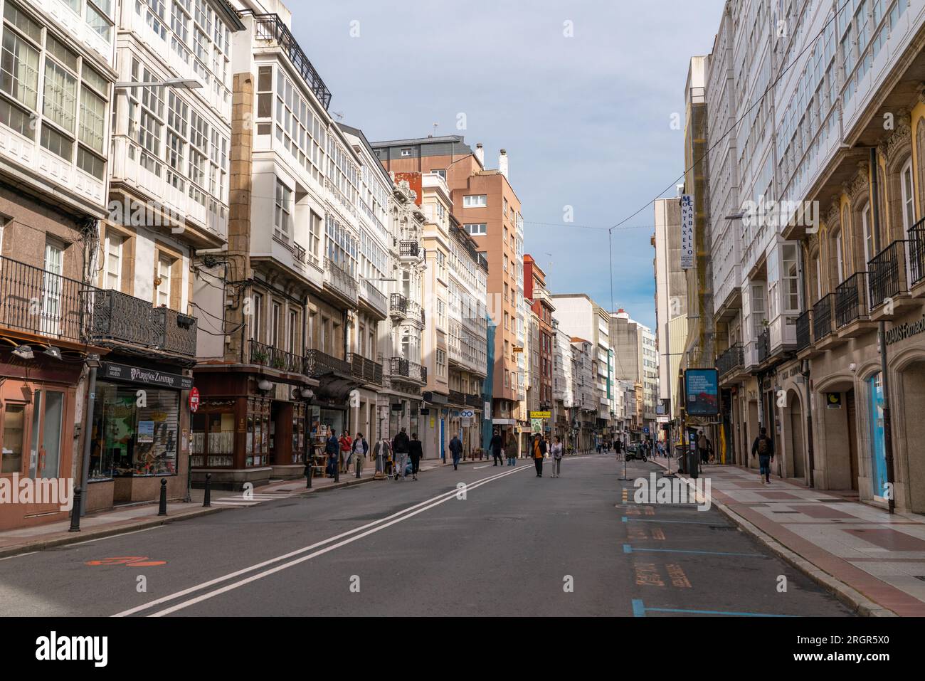 A Coruna, SPANIEN - Oktober 30 2022: Schönes und historisches Stadtzentrum von A Coruna. Die Leute auf der Straße genießen die Zeit draußen beim Einkaufen, Restaurant Stockfoto
