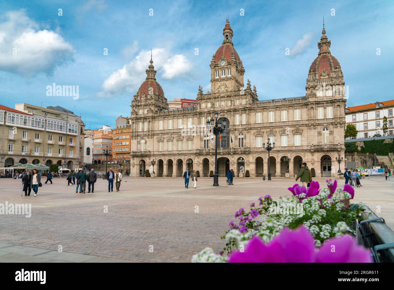 A Coruna, SPANIEN - Oktober 30 2022: Blick auf das Rathaus am Platz María Pita im Stadtzentrum von A Coruna. Stockfoto