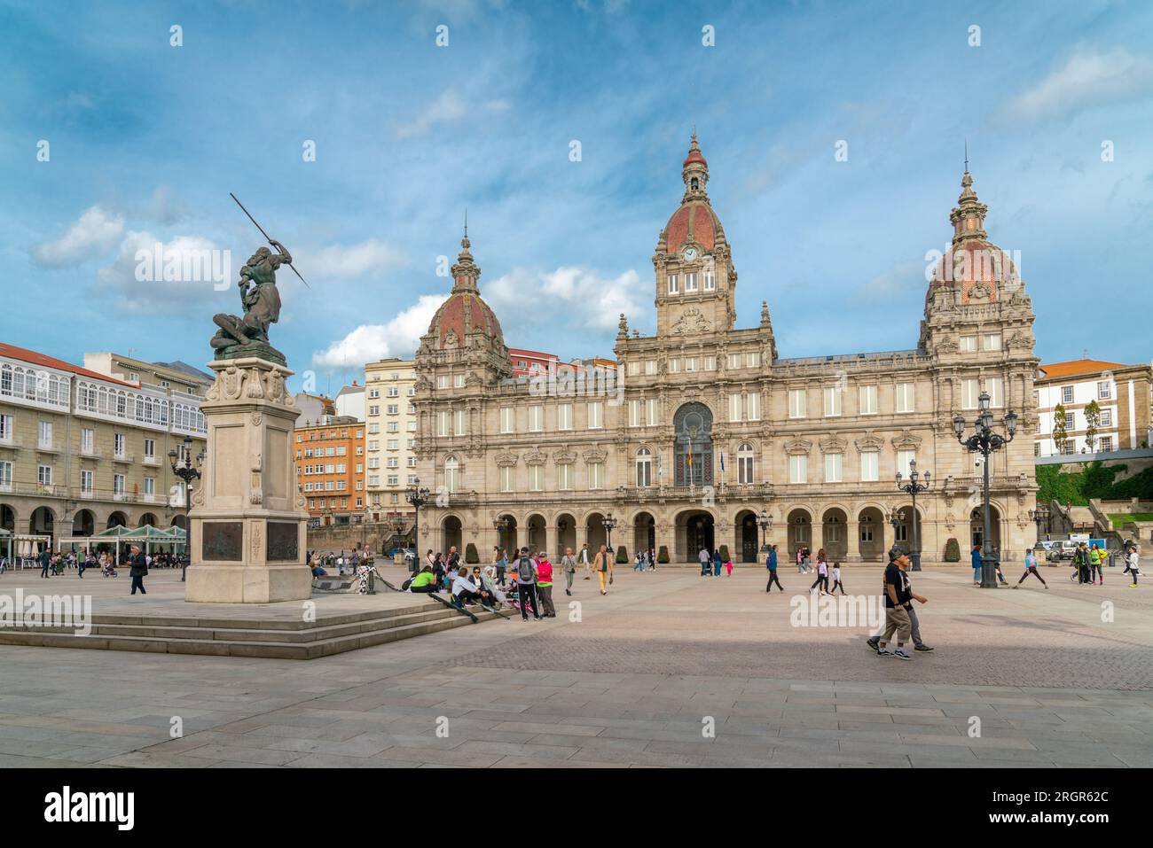 A Coruna, SPANIEN - Oktober 30 2022: Blick auf das Rathaus am Platz María Pita im Stadtzentrum von A Coruna. Stockfoto