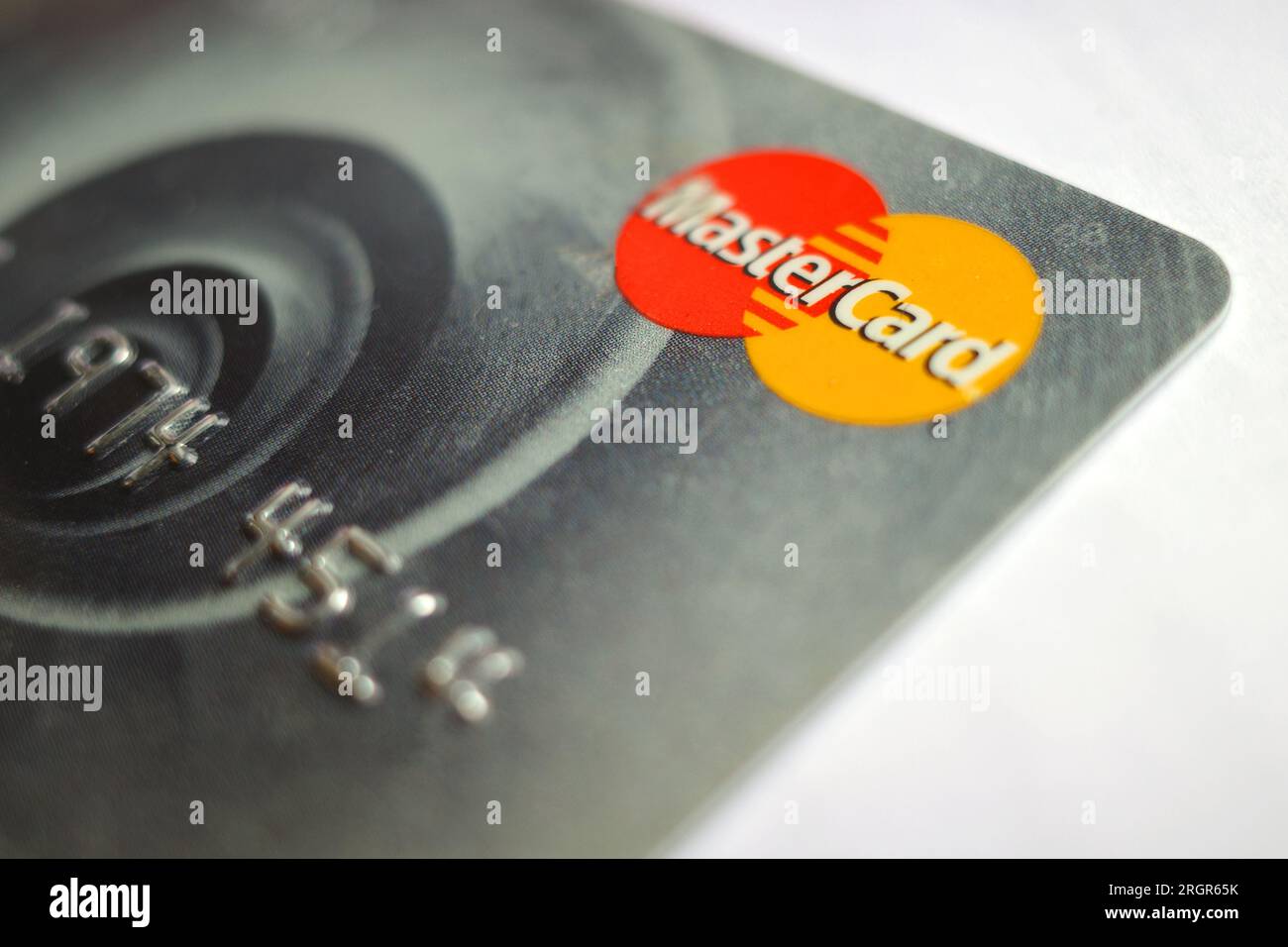 Itterbeck, Deutschland - Aug 06 2023 Detail einer grauen oder silbernen Master-Karte, einer Kreditkarte Stockfoto