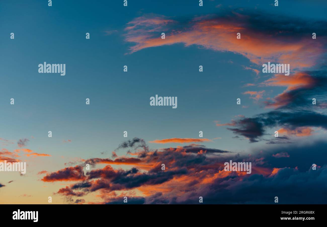 Farbenfroher Himmel bei Sonnenuntergang Stockfoto