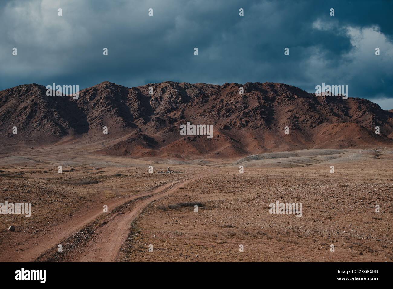 Berge Herbstlandschaft Kirgisistan mit Straßenperspektive Stockfoto