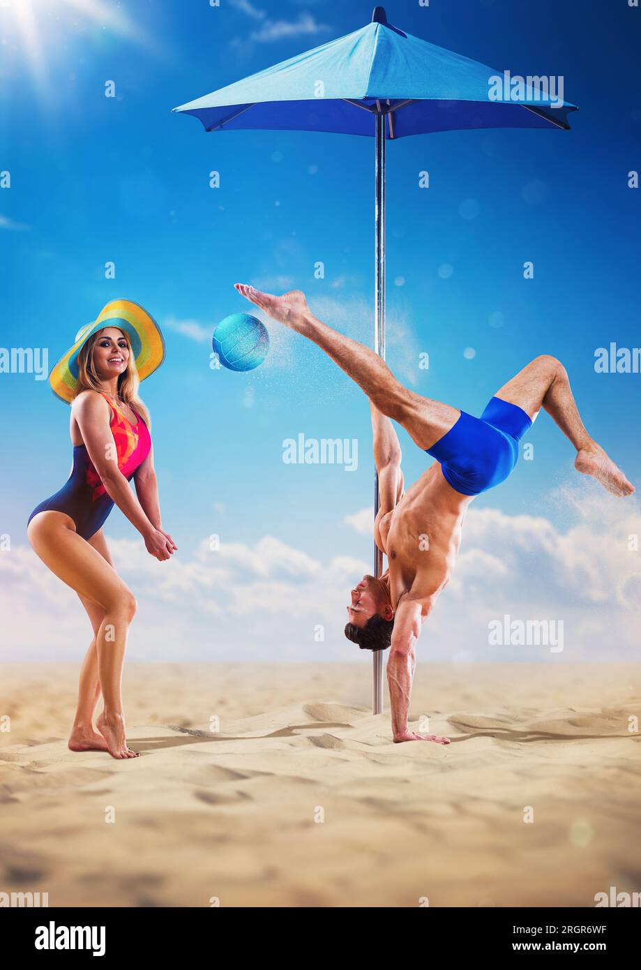 Junge Stangentänzer, die Volleyball am Strand spielen, kreatives Konzept Stockfoto