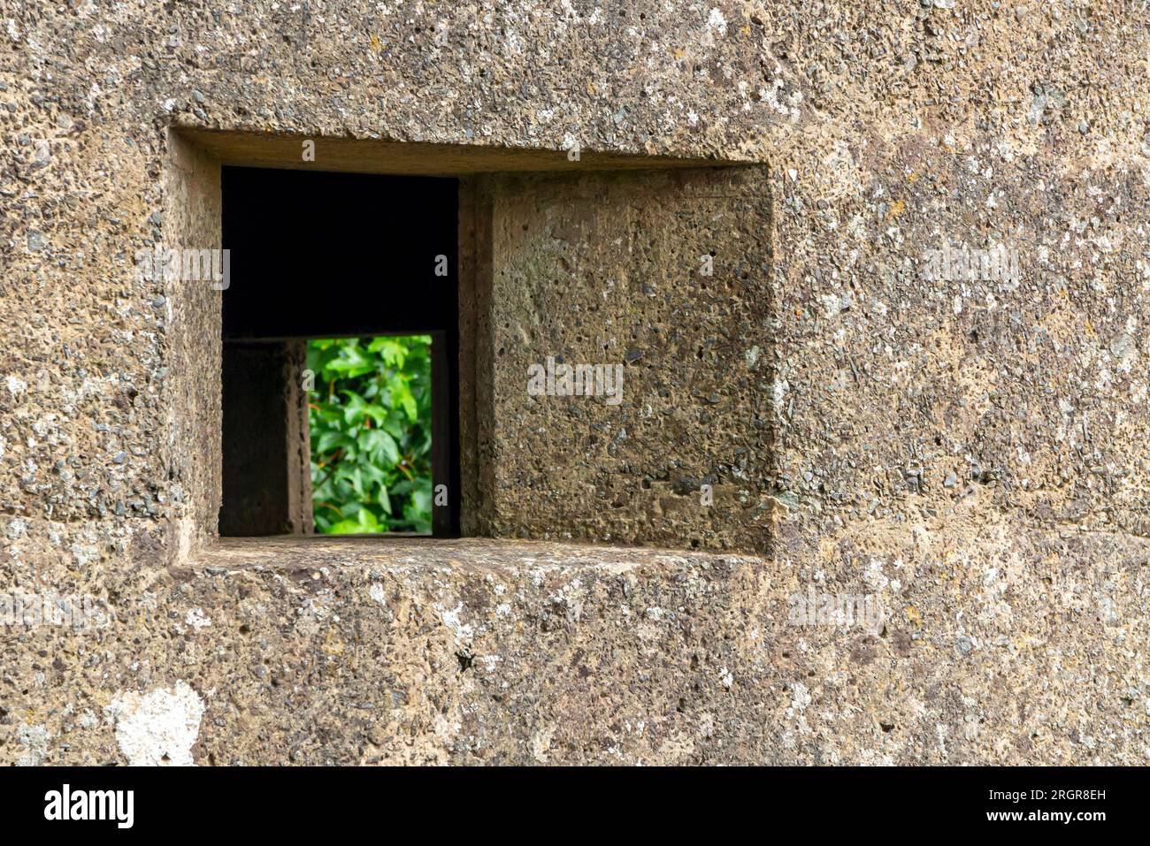 Detail des Fensters auf einer Pillen-Box aus dem Zweiten Weltkrieg, die als Verteidigungsstruktur c1940 als Teil der britischen Anti-Invasion-Vorbereitungen gebaut wurde. Stockfoto