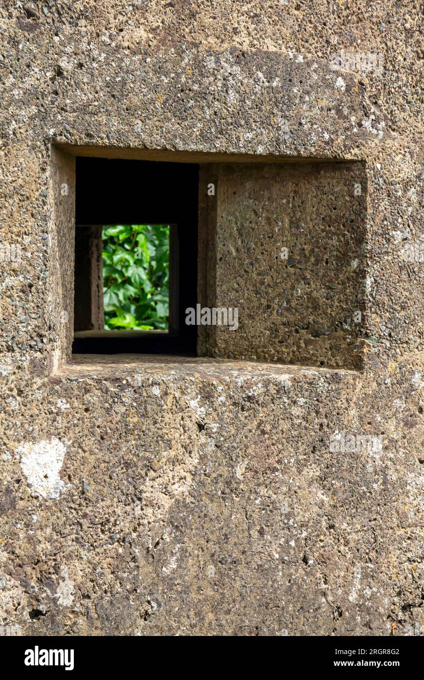 Detail des Fensters auf einer Pillen-Box aus dem Zweiten Weltkrieg, die als Verteidigungsstruktur c1940 als Teil der britischen Anti-Invasion-Vorbereitungen gebaut wurde. Stockfoto