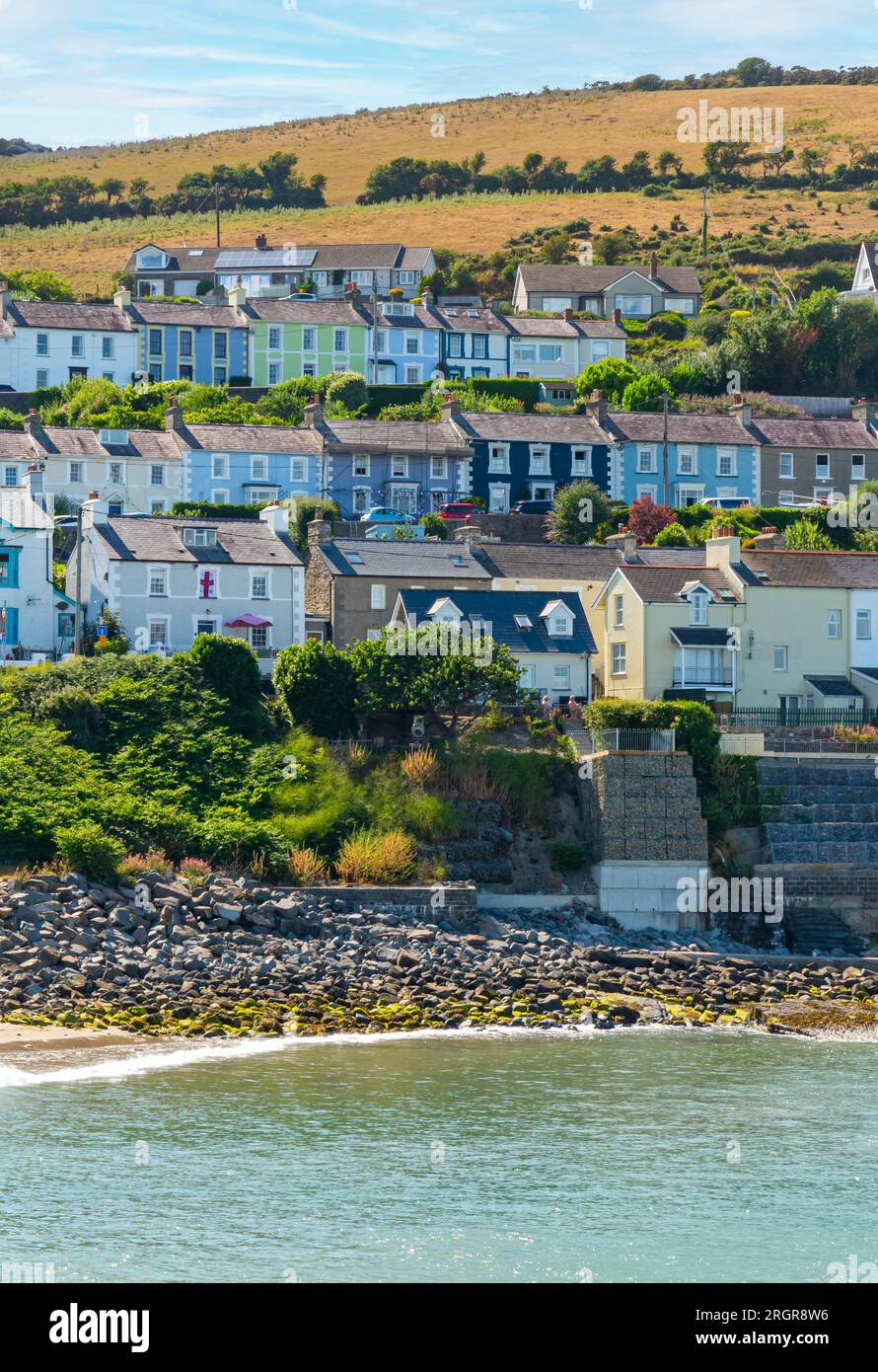 Terrassenhäuser mit Blick auf den Traeth Y Dolau Beach am New Quay ein Ferienort am Meer mit Blick auf die Cardigan Bay in Ceredigion West Wales UK Stockfoto