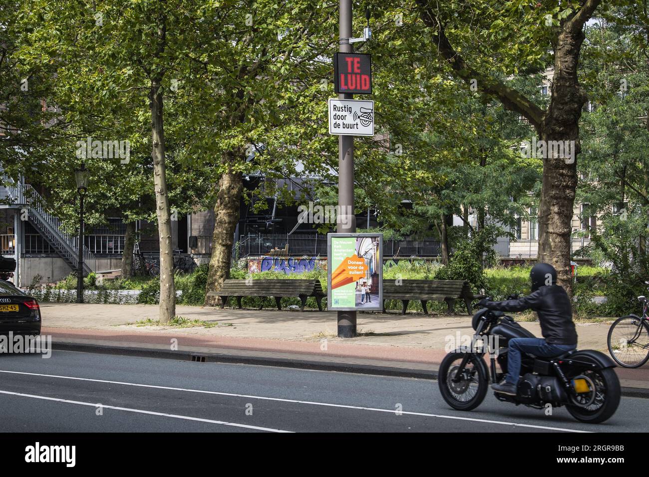 AMSTERDAM - Ein Matrixschild entlang der Stadhouderskade weist darauf hin, dass ein Auto oder Motorrad zu laut ist. Testgeräuschmesser wurden an zwei Orten in der Stadt eingerichtet, die jetzt nur noch eine Warnung anzeigen. Später werden die Berichte durch automatische Bußgelder ersetzt und die Anzahl der Lärmmessgeräte wird auf weitere Orte in der Stadt erweitert. **HINWEIS DER HERAUSGEBERIN: Nummernschild ist nicht mehr erkennbar.** ANP DINGENA MOL netherlands out - belgium out Stockfoto