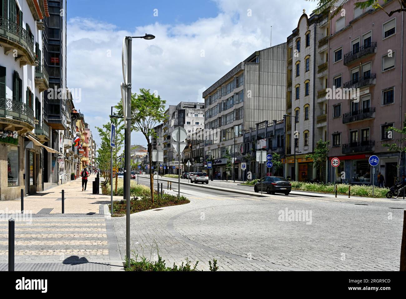 Gehweg, Hauptstraße und Gebäude entlang der Hauptstraße, Rua de Viana do Castelo, Stadt Aveiro, Nordportugal Stockfoto