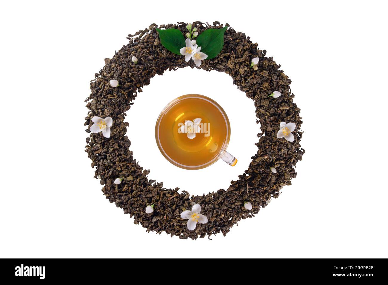 Modell aus getrockneten Teeblättern und frischen Jasminblumen, geformt in rundem Rahmen, wobei die Teetasse in der Mitte isoliert auf reinem weißem Hintergrund mit abgeschnittenem Pa Stockfoto